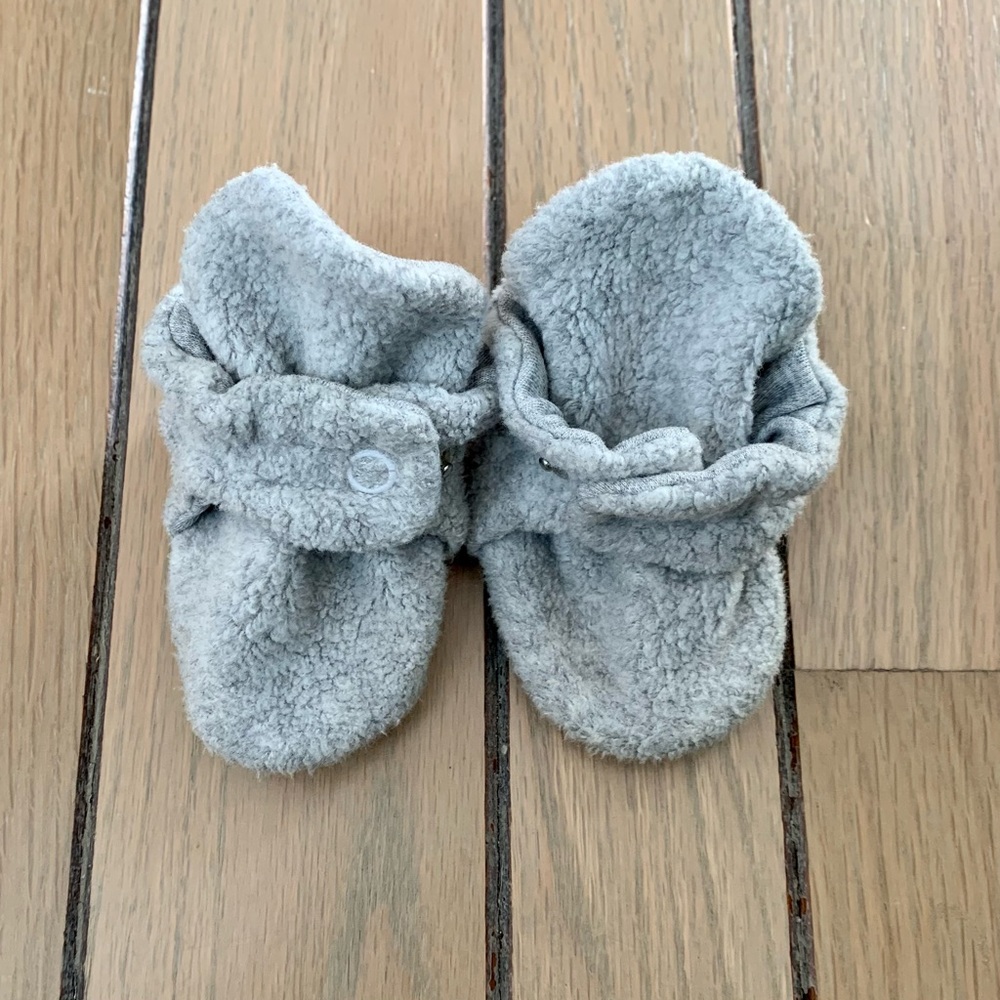 Zutano gray fleece baby booties sz 3 months